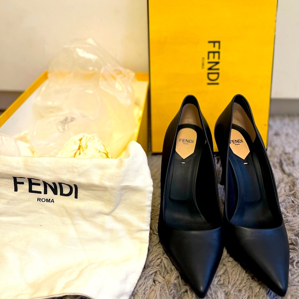 FENDI PUMPS made with calf leather